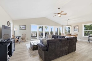 TV, fireplace, offices - Coeur d'Alene's Coeur de la Rivière (Coeur d'Alene)
