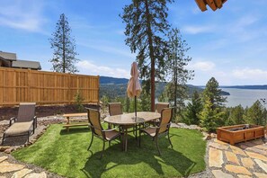 Outdoor dining - Cozy Lakeview Log Cabin (Harrison)