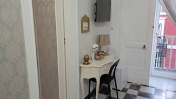 Double Room, Balcony, City View | Dining