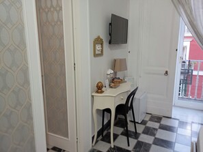 Dobbeltværelse - balkon - byudsigt | Spiseområde