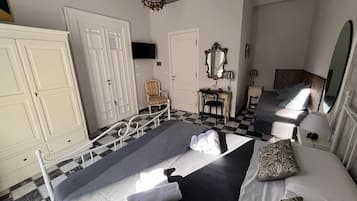 Tripla Superior, balcone, vista città | Una cassaforte in camera, Wi-Fi gratuito