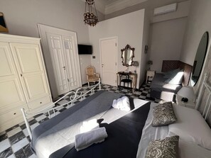 Superior Triple Room, Balcony, City View | In-room safe, free WiFi - toledo's family (Naples)