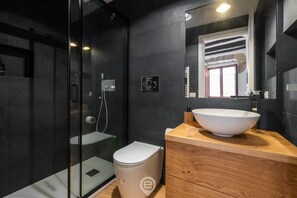 Dusche, Bidet, Handtücher, Shampoo