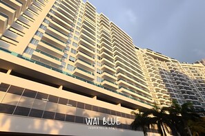 A high-rise building with multiple balconies and a sign reading 'WAI BLUE.' - Luxury Apt/Balcony/Pool/Beach. RDME10 by WaiBlue (Santa Marta)
