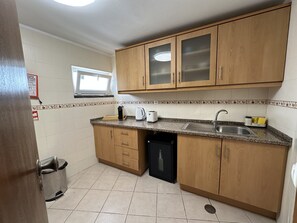 Fridge, microwave, coffee/tea maker, electric kettle - 2-bedr. apartment Palhinhas Historic Center 5 min. away (Albufeira)