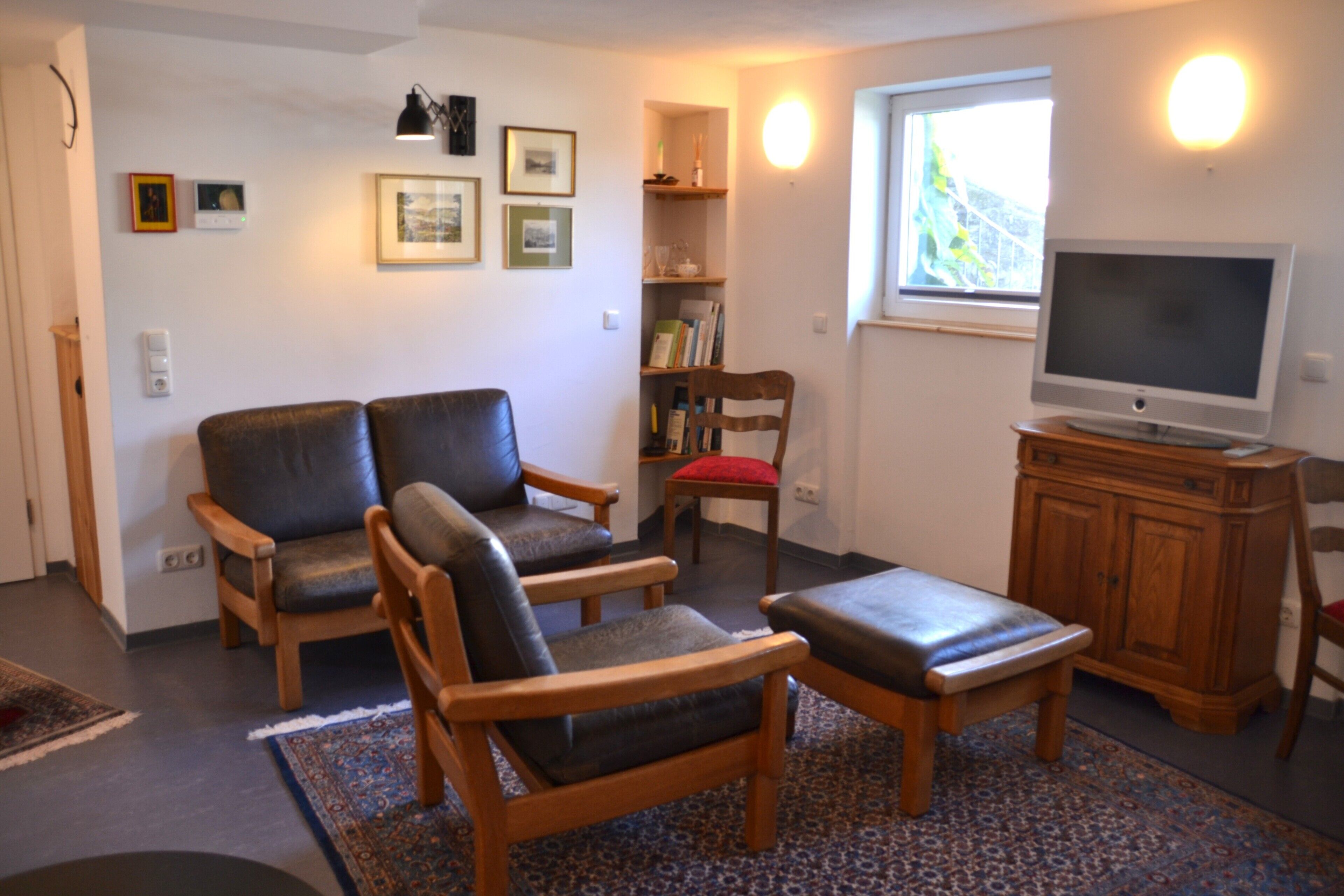 Fernseher, Kamin, Bücher