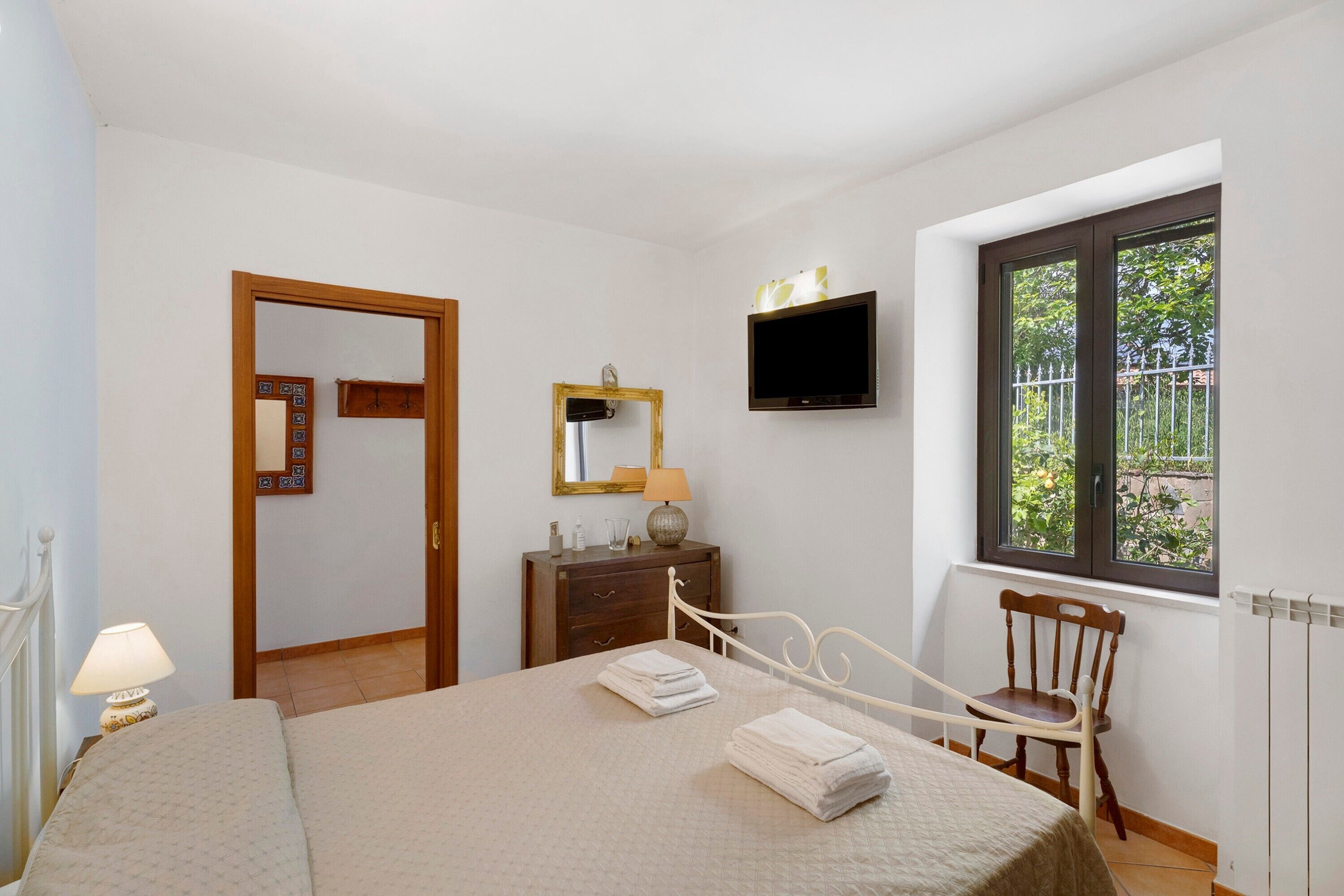 2 habitaciones, tabla de planchar con plancha, wifi y ropa de cama 