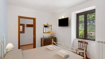 2 habitaciones, tabla de planchar con plancha, wifi y ropa de cama