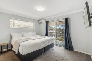 Room - Blue Hills Retreat in Leafy Rangeville (Rangeville)