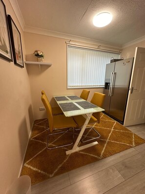 Dining - Welcome To My World (Horden)