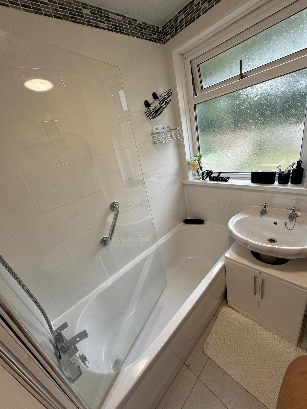 Un baño con bañera, lavamanos y ventana.