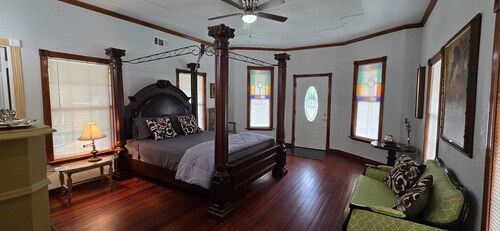 Welcome to our 1890 Victorian Mansion
Spacious 8-bedroom house in lovely Coleman