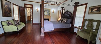 Welcome to our 1890 Victorian Mansion
Spacious 8-bedroom house in lovely Coleman
