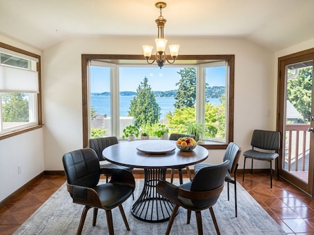 Dining. Serene 2-bedroom house in Seattle perfect for a relaxing getaway near Seatac