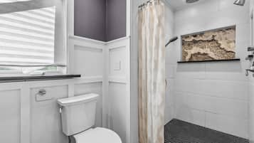 Secadora de cabello, toallas, jabón, papel de baño