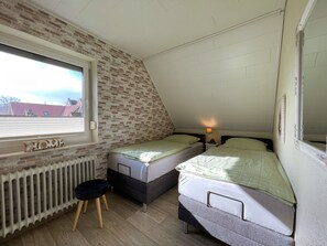 1 bedroom, travel cot, free WiFi, bed sheets - Fischerhaus Toppweg 3, apartment 2, balcony, 20m to the harbor, WLAN, parking space (Neuharlingersiel)