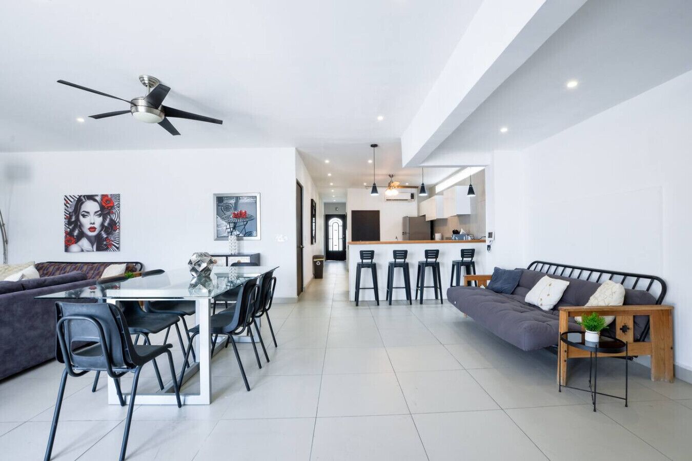 Een modern appartement met een eethoek, keuken en woonruimte.