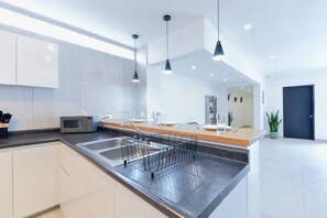 Frigorifero, microonde, forno, piano cottura