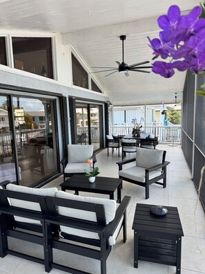 Outdoor dining - Serene 2-bedroom house with AC in charming Layton (layton)