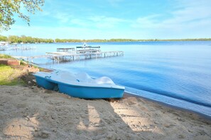 Beach towels - Modern Lakeside Retreat: Ultimate Group Getaway (Dent)