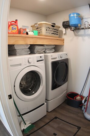 Interior - Rustic Modern Lake House 5 BR/3BA Right On Water's Edge! (Dent)