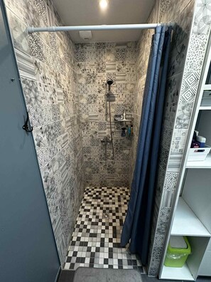 Shower, hair dryer, towels, soap - Holiday home 2 steps from the beach (Saint-Vincent-sur-Jard)