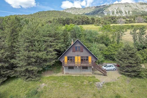 Chalet avec vue sur les montagnes, jardin privé et balcon