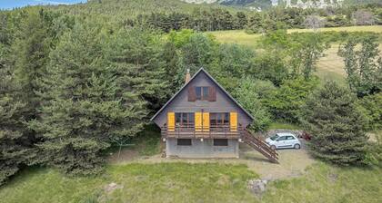 Chalet avec vue sur les montagnes, jardin privé et balcon