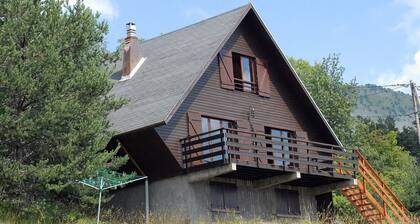 Chalet avec vue sur les montagnes, jardin privé et balcon