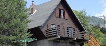 Chalet avec vue sur les montagnes, jardin privé et balcon