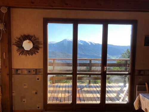 Chalet avec vue sur les montagnes, jardin privé et balcon