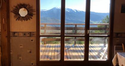 Chalet avec vue sur les montagnes, jardin privé et balcon