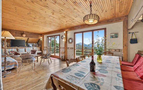 Chalet with Mountain Views, Private Garden and Balcony