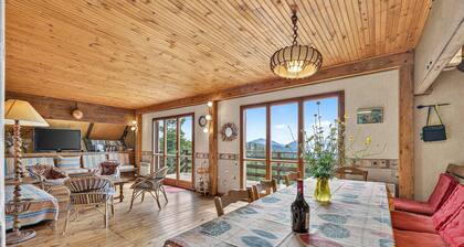 Chalet with Mountain Views, Private Garden and Balcony