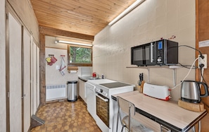 Coffee/tea maker, fridge, microwave, oven - Chalet with Mountain Views, Private Garden and Balcony (Seyne)