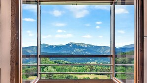 A room with a large window offering a mountain view. - Chalet with Mountain Views, Private Garden and Balcony (Seyne)