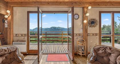 Chalet with Mountain Views, Private Garden and Balcony