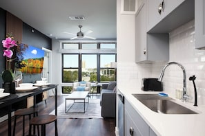 Apartment, 1 King Bed with Sofa bed, Non Smoking, Kitchen | Private kitchen - Labor by Stylish Stays (San Antonio)
