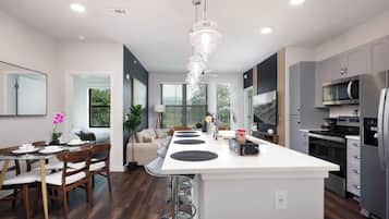Apartamento, 2 habitaciones, no fumadores, cocina | Cocina privada | Frigorífico, microondas, horno y placa de cocina
