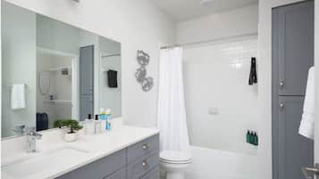 Apartment, 2 Bedrooms, Non Smoking, Kitchen | Bathroom
