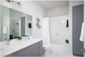 Apartment, 2 Bedrooms, Non Smoking, Kitchen | Bathroom | Hair dryer, towels, soap, shampoo - Labor by Stylish Stays (San Antonio)