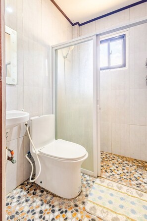Shower, bidet, towels, toilet paper - 3-bedroom estate in serene Calatagan with cool AC breeze (Calatagan)