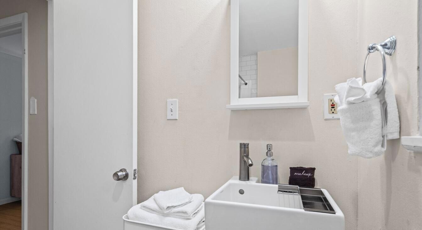 Amenidades de baño ecológicas, secadora de cabello, toallas, jabón 