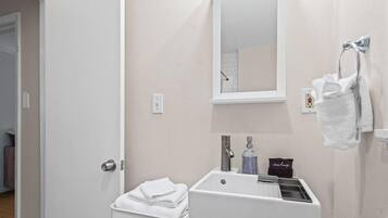 Amenidades de baño ecológicas, secadora de cabello, toallas, jabón