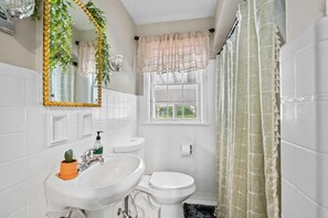 Bathroom - Wonderful 4-bedroom house Green Bay walking distance to Lambeau and Resch Center (Green Bay)