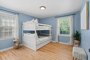 Room - Wonderful 4-bedroom house Green Bay walking distance to Lambeau and Resch Center (Green Bay)