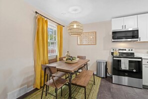 Dining - Wonderful 4-bedroom house Green Bay walking distance to Lambeau and Resch Center (Green Bay)