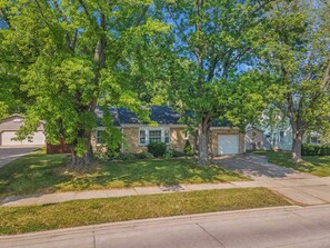 Exterior - Wonderful 4-bedroom house Green Bay walking distance to Lambeau and Resch Center (Green Bay)