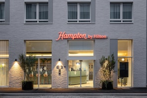Exterior - Hampton By Hilton Paris Saint Ouen (Saint-Ouen)