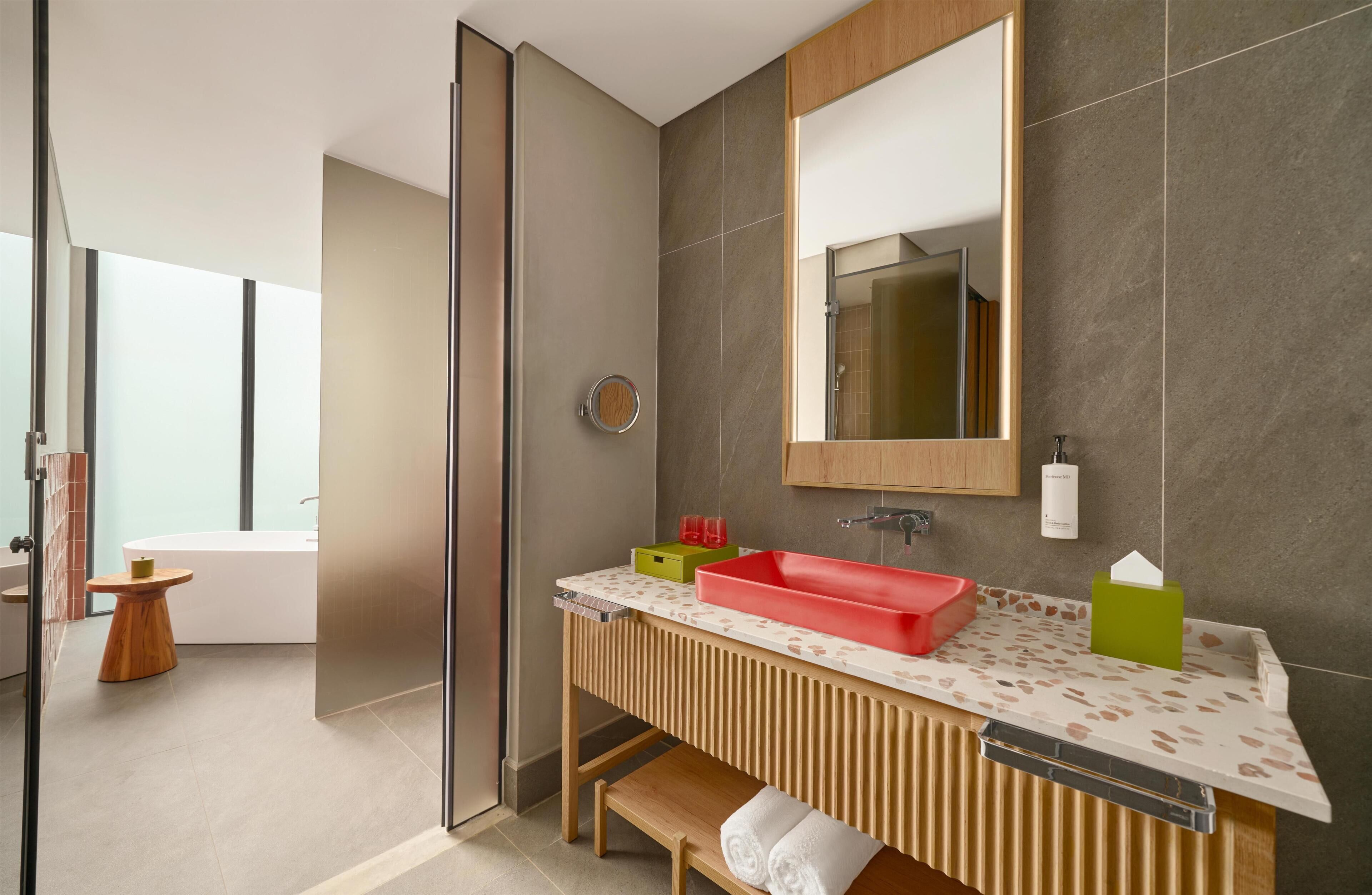 Premium Room, 1 King Bed, Corner | Bathroom
